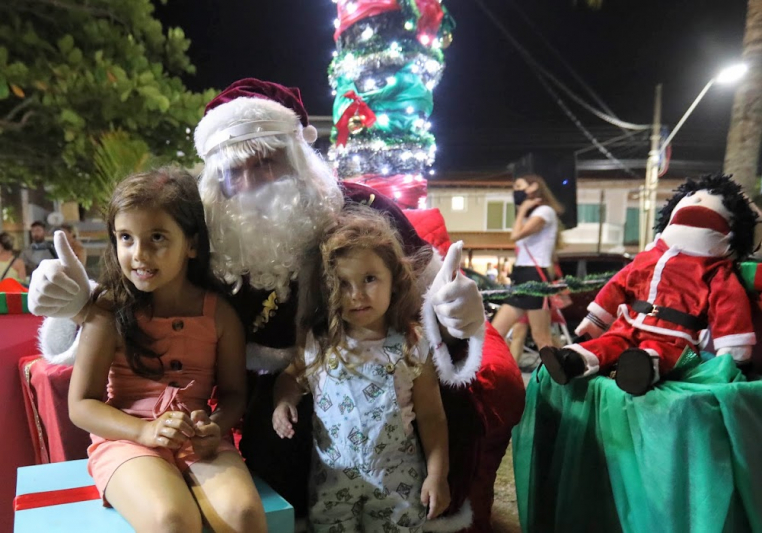 Árvore de Natal com pinheiro natural da Enseada é aceso com a chegada do  Papai Noel | Prefeitura de São Francisco do Sul